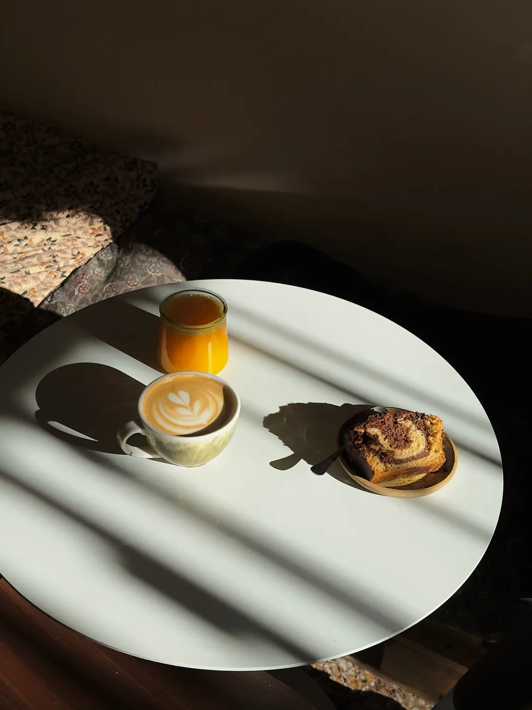 Latte art et pâtisserie au soleil chez Full Bloom Café, Nice