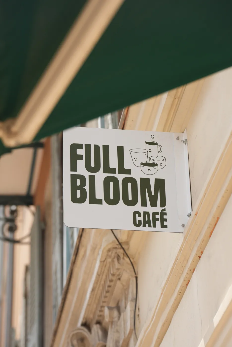 La façade de Full Bloom Café au port de Nice