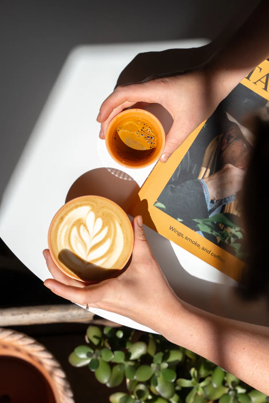 Latte art servi chez Full Bloom Café