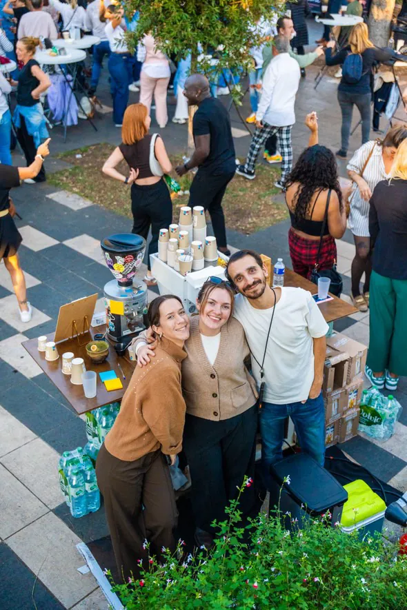 L'équipe Full Bloom derrière le coffee cart lors d'un événement